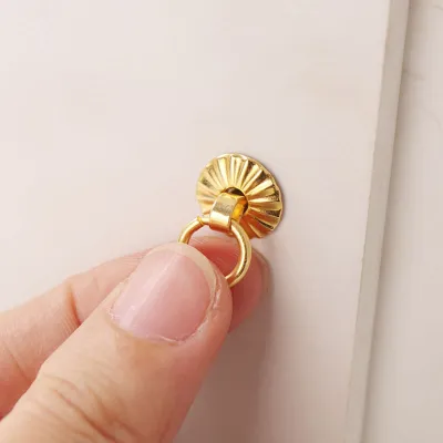 Produktbild von 2pcs Miniatur -Hardware -Handle gute Handwerkskunst Schöner 1/6 Verhältnis Mini -Puppenhaus -Hardware -Handle für Mikro Wohnzimmer