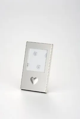 Produktbild von Fotorahmen rechteckig Herz quadratischer Ausschnitt 5,0 x 5,0 cm Aussen 10,0 x 6,0 cm versilbert Anlaufgeschützt