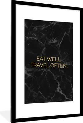 Produktbild von MuchoWow® Gerahmtes Poster Zitat - Essen - Reisen - Gold 60x90 cm - Poster mit Schwarzem Bilderrahmen Wandposter Rahmen Foto Bilder - Dekoration - Wandposter Wohnzimmer - Hochwertig