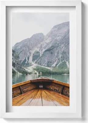 Produktbild von Blick von einem Boot auf einem Bergsee– Wandbild mit Rahmen – Gerahmtes Bild  – Wanddekoration – 20x30 cm – Weiß