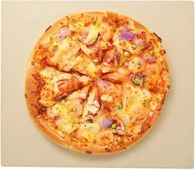 Imagen del producto de Piedra para pizza, apta para horno, parrilla de gas y parrilla de carbón. Piedra para pizza Ofenstein, fabricada en cordierita, resistente a altas temperaturas, ideal para hornear pizzas, tartas flammkuchen, pan y más. Dimensiones: 26x28x1.2 cm