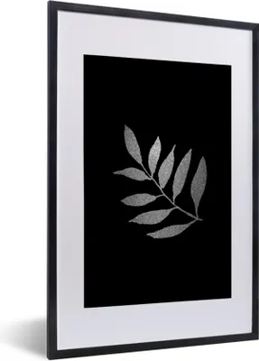 Produktbild von MuchoWow® Gerahmtes Poster Zweig mit dünnen länglichen Blättern auf schwarzem Hintergrund - schwarz und weiß 40x60 cm - Poster mit Schwarzem Bilderrahmen Wandposter Rahmen Foto Bilder - Poster in Rahmen
