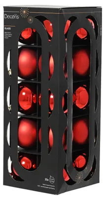 Eine schwarze Kartonverpackung mit Sichtfenstern, gefüllt mit zwanzig roten Christbaumkugeln aus Glas in matten und glänzenden Varianten