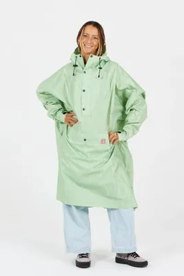Image de Après la pluie, des ponchos et des larmes de joie.