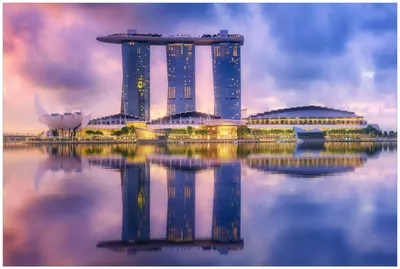 Produktbild von Wallario Premium Glasbild, freischwebende Optik, kräftige Farben, Größe 90 x 60 cm Motiv Abenddämmerung in Singapur