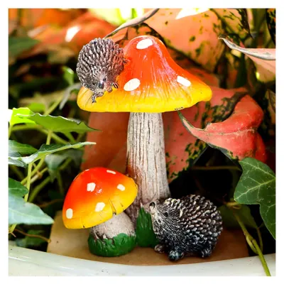 Produktbild von Deko-Pilz mit Igel aus Kunstharz für Garten und Terrasse