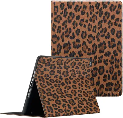 Productafbeelding van Selencia Sabi Bookcase met panterprint voor de Apple iPad 9 (2021) 10.2 inch / iPad 8 (2020) 10.2 inch / iPad 7 (2019) 10.2 inch - Mocha Brown