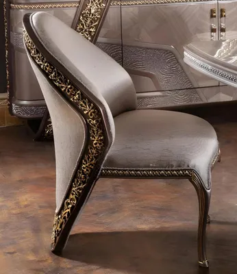 Produktbild von Luxe Esszimmerstuhl mit goldenen Verzierungen und edlem Design