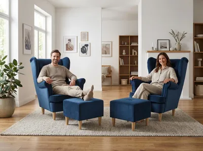 Produktbild von 2er-Set Ohrensessel DIANA Monolit – mit Hockern, Velours in Dunkelblau, Family Meble, KI-generiertes Bild