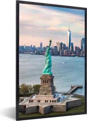 Produktbild von MuchoWow® MuchoWow® Gerahmtes Poster Die Freiheitsstatue im Vordergrund und ein Blick auf das World Trade Center und die New Yorker Skyline 40x60 cm - Poster mit zchwarzem Bilderrahmen - Papierdruck -