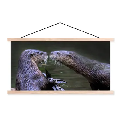 Produktbild von MuchoWow® Textilposter Otter auf Baumstamm 60x30 cm mit holzfarbenen Rahmen - Dekoration
