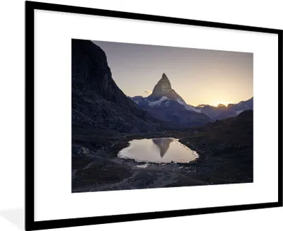 Produktbild von MuchoWow® Gerahmtes Poster Das Matterhorn und der Riffelsee bei Sonnenaufgang in der Schweiz 90x60 cm - Poster mit Schwarzem Bilderrahmen Wandposter Rahmen Foto Bilder - Wanddekoration - Fotos