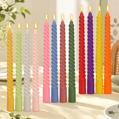 Image de 12 bougies en forme de spirale, colorées, sans coulure