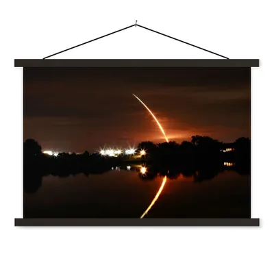 Produktbild von MuchoWow® Textilposter Langzeitbelichtung des Space-Shuttle-Starts 90x60 cm mit schwarzem Rahmen - Aufhängungssatz