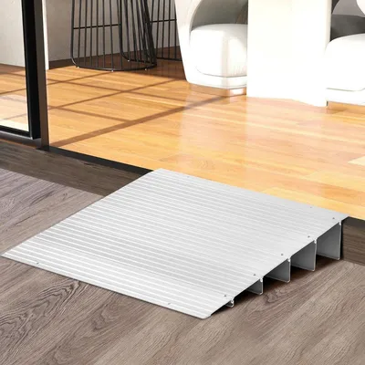 Productafbeelding van Drempelhelling. Hoge oprijhelling van 13 cm met verstelbaar aluminium frame. Antislip oprijhelling