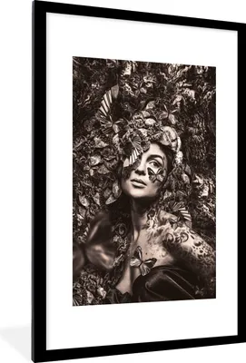 Produktbild von MuchoWow® Gerahmtes Poster Frau - Sepia - Schmetterling 60x90 cm - Poster mit Schwarzem Bilderrahmen Wandposter Rahmen Foto Bilder - Dekoration - Wandposter Wohnzimmer - Hochwertig
