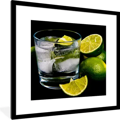Produktbild von MuchoWow® Gerahmtes Poster Ein Glas Gin Tonic auf Eis, umgeben von Limetten 40x40 cm - Poster mit Schwarzem Bilderrahmen Wandposter Rahmen Foto Bilder - Poster - Plakat im Rahmen