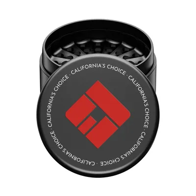 Produktbild von Premium Toothless Grinder Hollywood Schwarz (rotes Logo) 2.0 – Zahnlose Kräutermühle 4-teilig mit Magnetverschluss & Feinsieb