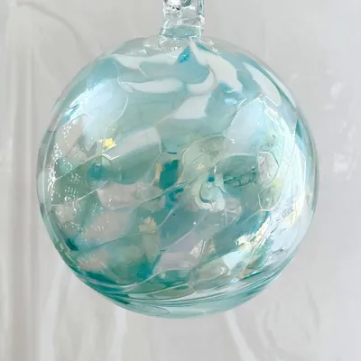 Image de Ornement en forme de boule de verre, bleu clair et blanc, pour décoration de fenêtre