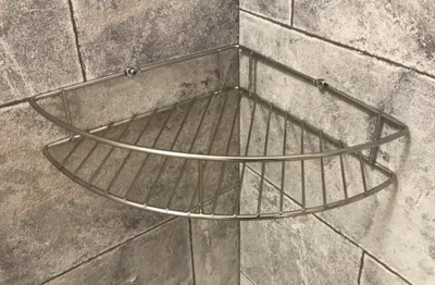 Zdjęcie produktu dla FACKELMANN Półka narożna pod prysznic / Półka na przybory łazienkowe / Wymiary (szer. x wys. x gł.): ok. 20 x 4,8 x 20 cm / Wysokiej jakości koszyk prysznicowy do łazienki / Półka ścienna na akcesoria łazienkowe / Kolor: srebrny