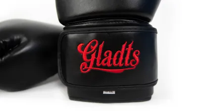 Produktbild von Gladts Classic Boxhandschuhe – Schwarz mit rotem gesticktem Logo – 20 Oz – Premium Lederhandschuhe für Boxen & Kickboxen