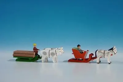 Obrázok produktu pre Miniatúrne blokové sane a pretekárske sane s kočišom ŠxV 9x3,5cm NOVINKA