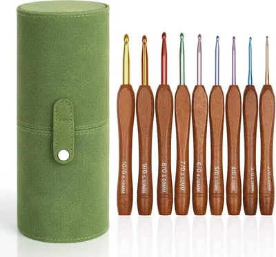 Productafbeelding van Haaknaaldenset van 9 stuks met roodhouten handgreep, maten 2,0 tot 6,0 mm en groene opbergdoos