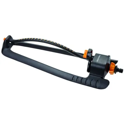 Produktbild von Fiskars Oszillierender Sprinkler mit Metallfuß, Rasensprenkler, Rasensprüher, Bewässerung, Kunststoff, Aluminium, Metall, Schwarz, Orange, 1023660