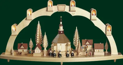 Produktbild von Schwibbogen Seiffener Kirche mit Dorf (80x41cm) von Richard Glässer