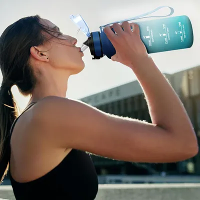 Produktbild von Große Leckfreie Sportflasche 1,5L mit Strohhalm für Fitness und Outdoor-Aktivitäten