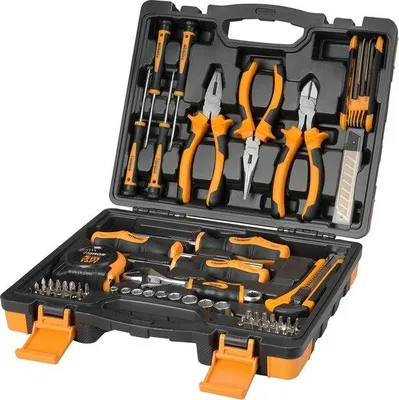Produktbild von Famanu Werkzeugset 82-teilig mit Zangen, Schraubendrehern, Maulschlüsseln, Messer, Maßband, verstellbarem Schraubenschlüssel und Werkzeugkoffer