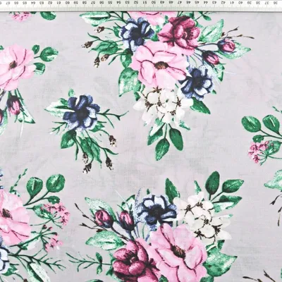 Produktbild von Baumwolle 100% rosa-dunkelblaue Blumensträuße mit grünen Blättern auf grauem Hintergrund