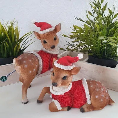 Produktbild von Dekofigur Reh Figuren 2er Set im Strickpulli rot-braun 21 cm Polyresin – Weihnachtsdeko