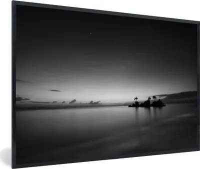 Produktbild von MuchoWow® MuchoWow® Gerahmtes Poster Lila Sonnenuntergang auf der Insel Boracay - schwarz und weiß 30x20 cm - Poster mit zchwarzem Bilderrahmen - Kunstdruck - Bild-Poster