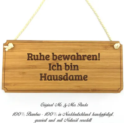 Produktbild von Mr. & Mrs. Panda Türschild Holz Hausdame - Geschenk, Praxisschild, Holzschild, Abschluss, Wegweiser, Graviert, Landhaus, Gratulation, Shabby, Hinweisschild, Schild