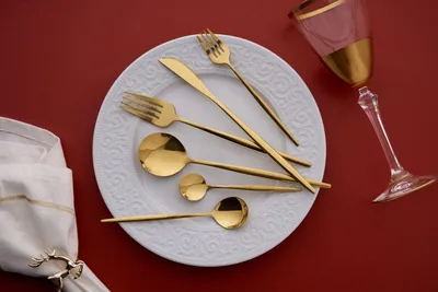 Produktbild von Hermia Concept, Hochwertiges Besteckset (36 Teile), 100% Edelstahl, Gold | 6 Esslöffel, 6 Gabeln, 6 Messer, 6 Dessertlöffel, 6 Dessertgabeln, 6 Teelöffel | Spülmaschinen- und mikrowellenfest, Elegantes Design.