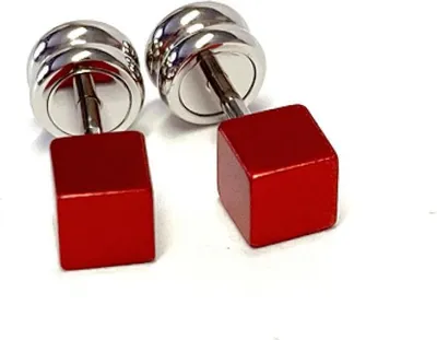 Produktbild von Würfel Ohrstecker 4 x 4 mm in eloxiertem Aluminium mit Edelstahl Stift - rot-