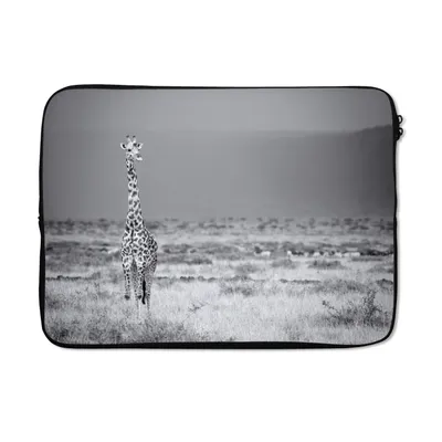 Produktbild von MuchoWow® Laptop Hülle 13 Zoll Große Giraffe in Schwarz und Weiß Laptoptasche - Laptophülle - Sleeve - Rundumschutz