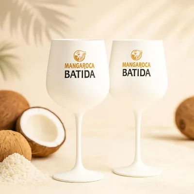 Produktbild von Mangaroca Batida 2er-Set Ballongläser Weiß – Mattes Cocktailglas Set mit Logo – Perfekt für Batida de Coco & Sommerdrinks