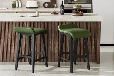 Zdjęcie produktu dla Zestaw dwóch krzeseł barowych - Nowoczesny design - Siedzisko obite sztuczną skórą - Solidne drewniane nogi - Niska oparcie - Podnóżek - Kolor: zielony