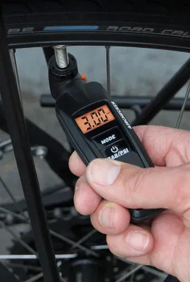 Produktbild von Fahrrad-Reifenprüfer, hochgenau, digital, schwarz, Ventil-Anschluss