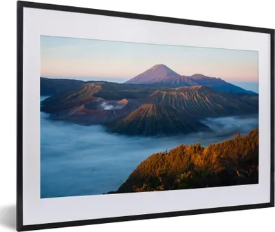 Produktbild von MuchoWow® Gerahmtes Poster Vulkan - Natur - Nebel 60x40 cm - Poster mit Schwarzem Bilderrahmen Wandposter Rahmen Foto Bilder - Schlafzimmer - Plakat in Rahmen - Drucken