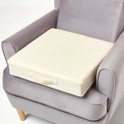 Produktbild von HOMESCAPES Orthopädisches Sitzkissen 50 x 50 x 10 cm - Sesselkissen creme