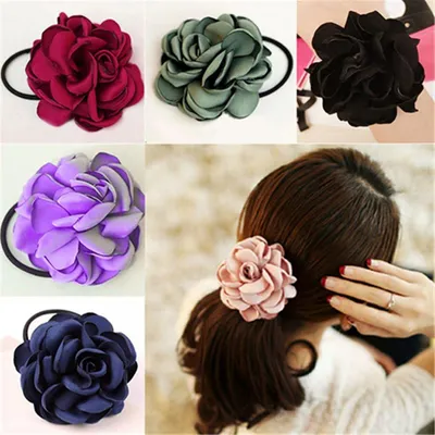 Produktbild von Haargummi mit Kamelienblüte als Pferdeschwanzhalter und Haaraccessoire