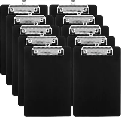 Produktbild von Unyqoos® 10er-Set A4-Klemmbretter aus Kunststoff, schwarz – leichte, biegfeste Schreibunterlagen mit Metallklemme und Aufhängeöse, ideal für Büro & Schule