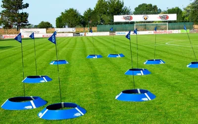 Produktbild von Fußballgolf-Zielen mit Messstange und Flagge - 10er-Set - Spielen Sie im Garten