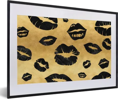 Produktbild von MuchoWow® Gerahmtes Poster Muster - Kuss - Gold - Schwarz 60x40 cm - Poster mit Schwarzem Bilderrahmen Wandposter Rahmen Foto Bilder - Schlafzimmer - Plakat in Rahmen - Drucken