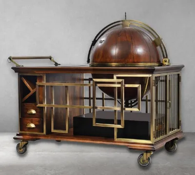 Produktbild von Casa Padrino Luxus Vintage Stil Servierwagen Braun / Schwarz / Messing / Grün 136 x 77 x H. 122 cm - Hotel Trolley mit Globus Weinflaschenhalter - Luxus Accessoires - Vintage Stil Accessoires