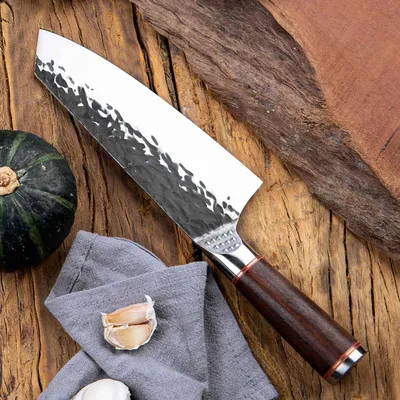 Immagine prodotto di Un coltello da chef un po' diverso, pesante, forgiato ed estremamente affilato Una mannaia o un coltello multiuso