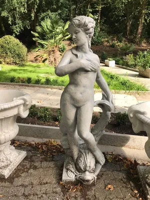 Produktbild von Casa Padrino Jugendstil Gartendeko Skulptur / Statue Mädchen mit Delfin Antikstil Grau - Steinfigur Gartenskulptur